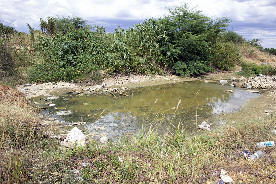 A água da chuva fica acumulada, sem escoamento, e vira criadouro de mosquitos (Foto: Adamy Gianinni)
