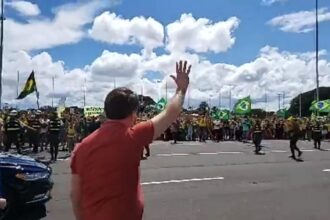 Bolsonaro durante ato criminoso, em Brasília (Foto: Reprodução/Redes Sociais)