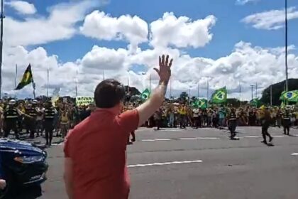 Bolsonaro durante ato criminoso, em Brasília (Foto: Reprodução/Redes Sociais)