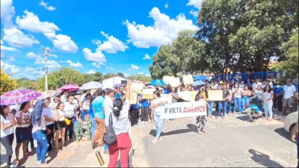 Comunidade escolar se une em protesto contra exoneração do diretor Américo Muniz (Foto: Rede Social)