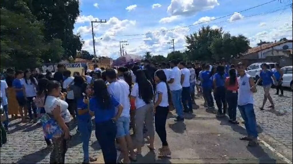 Comunidade escolar se une em protesto contra exoneração do diretor Américo Muniz (Foto: Rede Social)