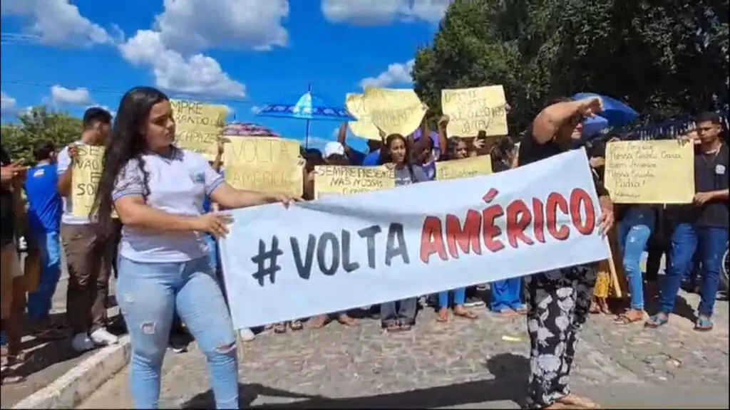 Protesto pacífico reúne dezenas de pessoas em apoio ao diretor afastado (Foto: Redes Sociais)