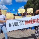 Protesto pacífico reúne dezenas de pessoas em apoio ao diretor afastado (Foto: Redes Sociais)