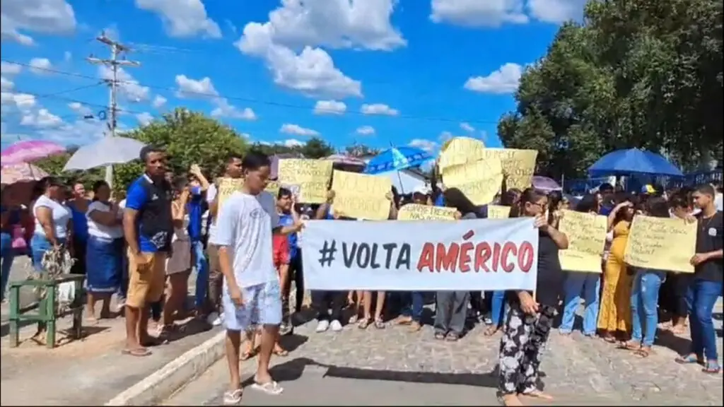 Protesto pacífico reúne dezenas de pessoas em apoio ao diretor afastado (Foto: Redes Sociais)