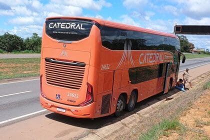 Ônibus da Catedral, que partiu de Tabocas do Brejo Velho com destino a Goiânia, quebrou no caminho. (Créditos: foto de passageiro)