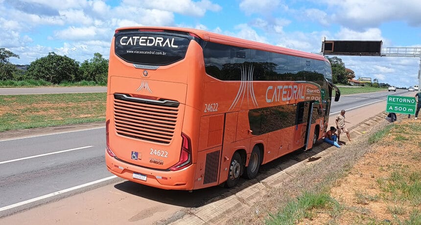 Ônibus da Catedral, que partiu de Tabocas do Brejo Velho com destino a Goiânia, quebrou no caminho. (Créditos: foto de passageiro)