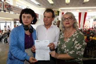 As diretoras do SJSP Girrana Rodrigues e Adriana Ferezim entregam ofício ao ministro Luiz Marinho, no Sindicato dos Metalúrgicos do ABC (Foto: Reprodução/FENAJ)