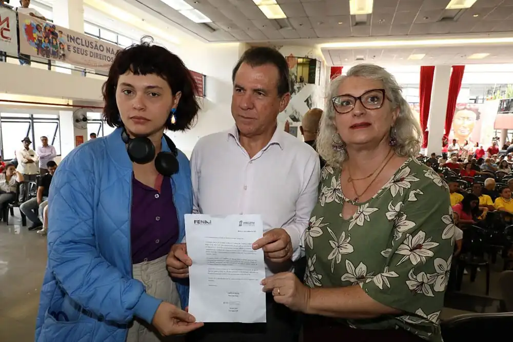As diretoras do SJSP Girrana Rodrigues e Adriana Ferezim entregam ofício ao ministro Luiz Marinho, no Sindicato dos Metalúrgicos do ABC (Foto: Reprodução/FENAJ)