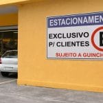 Placa privada tenta restringir uso de vaga em área pública, atribuição que, pela lei, cabe apenas à autoridade de trânsito (Créditos: Adamy Gianinni/IA)