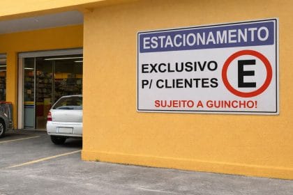 Placa privada tenta restringir uso de vaga em área pública, atribuição que, pela lei, cabe apenas à autoridade de trânsito (Créditos: Adamy Gianinni/IA)