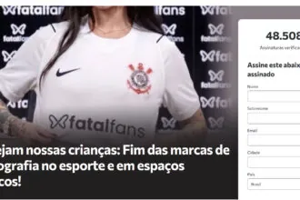 Mulher com camisa Corinthians, patrocínio FatalFans e abaixo-assinado contra pornografia (Créditos: Reprodução)