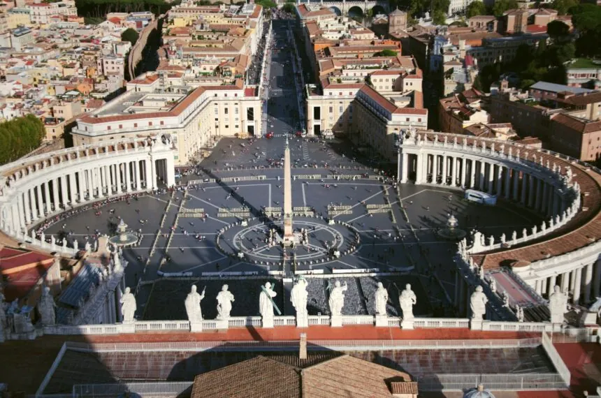 Vista aérea da Praça de São Pedro, Vaticano (Créditos: Freepik Premium)