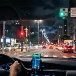 Interior de carro dirigindo à noite na Avenida Paulista, São Paulo (Créditos: Adamy Gianinni)