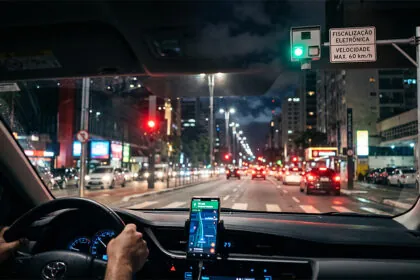 Interior de carro dirigindo à noite na Avenida Paulista, São Paulo (Créditos: Adamy Gianinni)