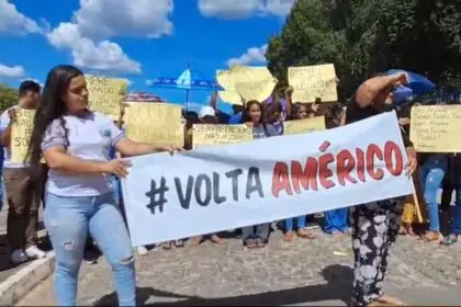 Protesto pacífico reúne dezenas de pessoas em apoio ao diretor afastado (Foto: Redes Sociais)