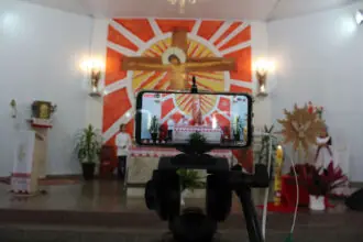 Transmissão de missa (Créditos: Adamy Gianinni)